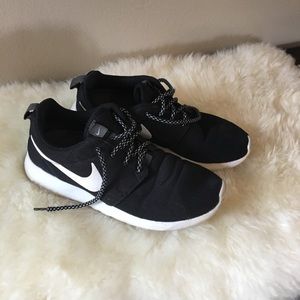 Black Nike Roshes